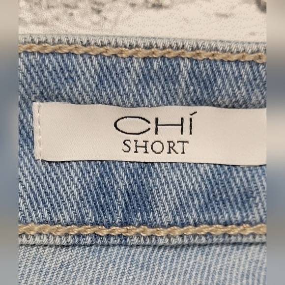 SOFIA Jeans Chi Mid Rise Shorts by Sofia Vergara - Picture 8 of 9